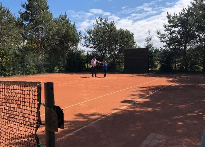 Jaktstuga Letniskowy Z Kortem Tenisowym Karwia